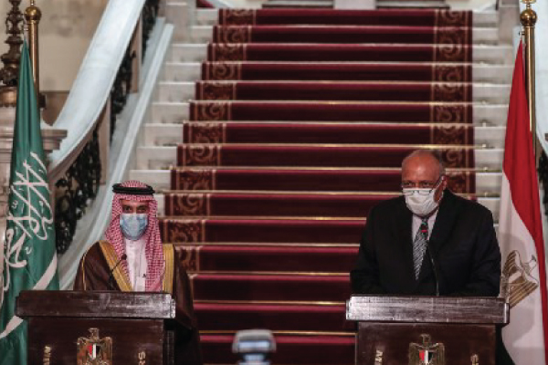 وزيرا الخارجية السعودي (يسار) والمصري في مؤتمر صحفي مشترك بالقاهرة الاثنين