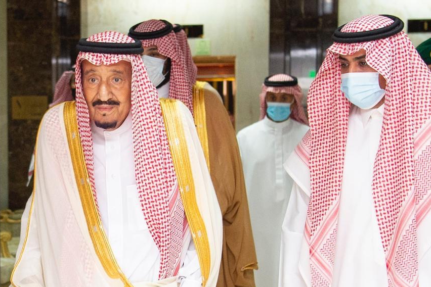 خادم الحرمين الشريفين الملك سلمان بن عبد العزيز أثناء مغادرته مستشفى الملك فيصل التخصصي بالرياض (واس)