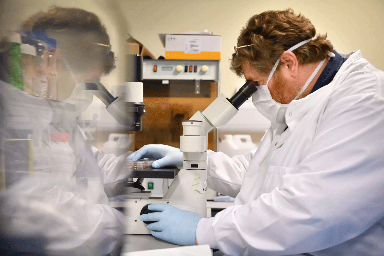 عالم في مختبر في بريطانيا يجري تجارب للقاح على الفيروس التاجي الجديد في مايو 2020