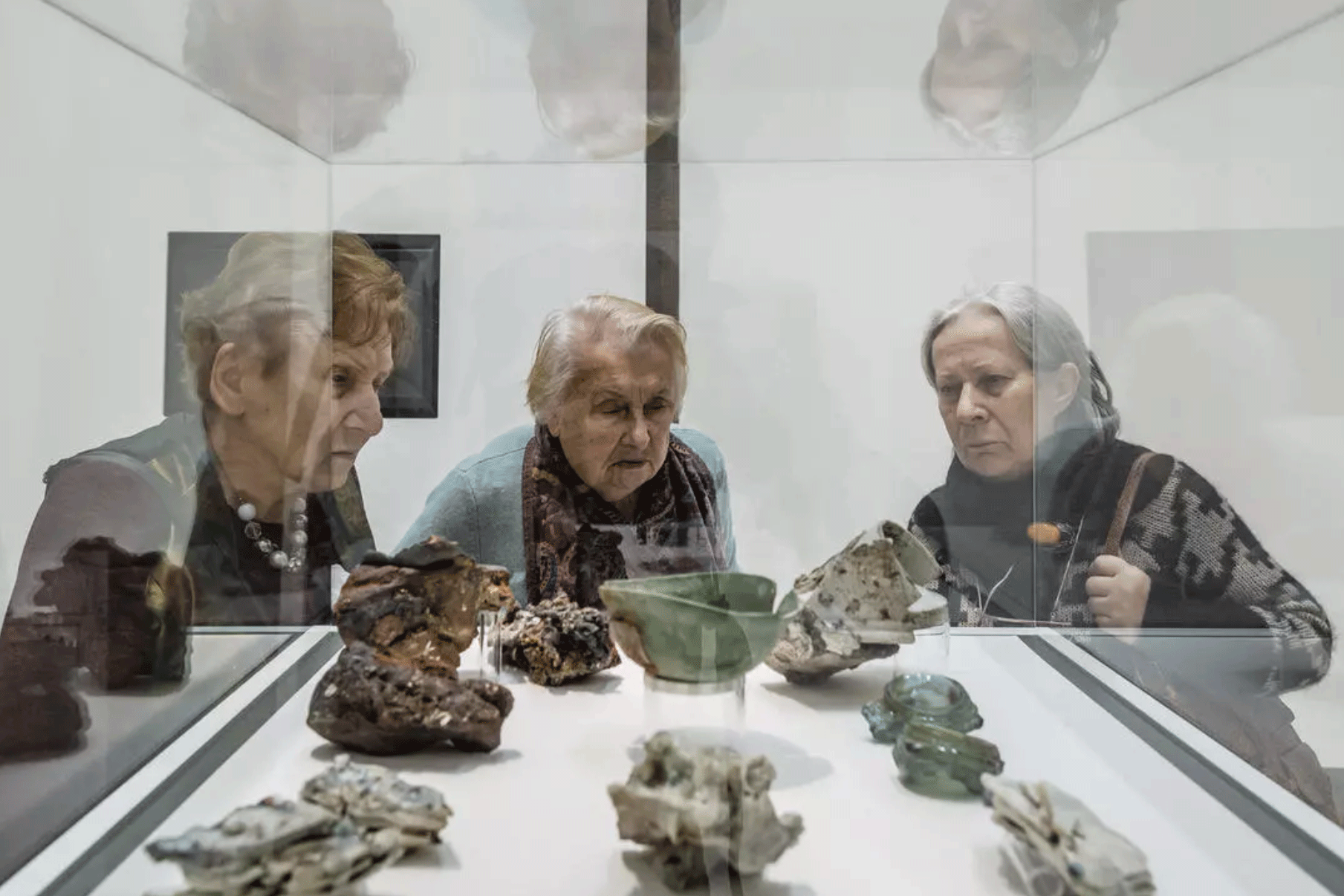 قطع فخارية أدى قصف هيروشيما النووي إلى ذوبانها،معروضة في متحف الحرب العالمية الثانية في دانسك ببولندا، في 29 يناير 2017