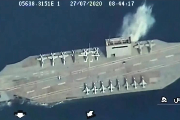صورة لمجسم حاملة الطائرات الأميركية التي فجرتها إيران في مياه الخليج الثلاثاء