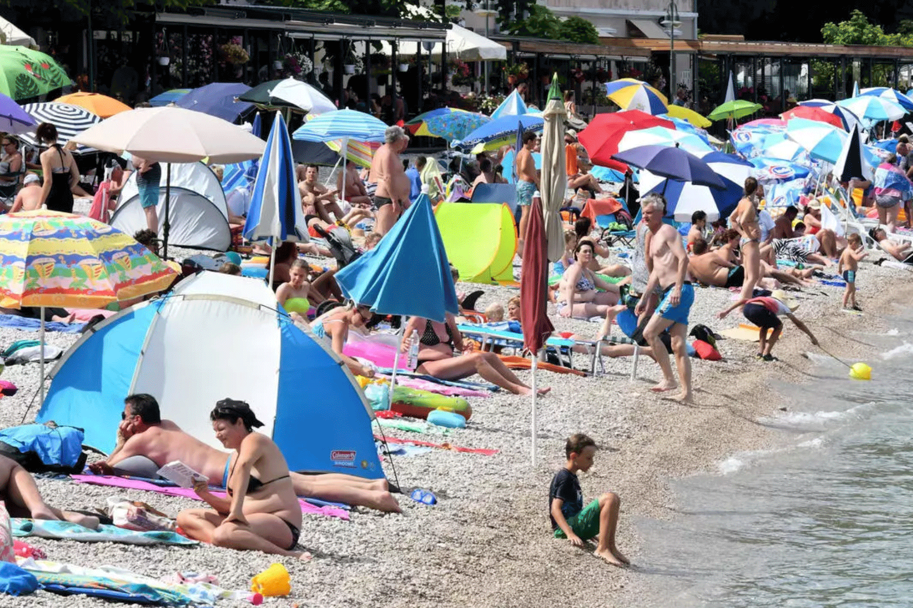 رواد شاطئ في كرواتيا بنهاية الأسبوع الماضي، وقد خسرت البلاد نصف عدد السياح الذين يرتادونها سنوياً بسبب كورونا