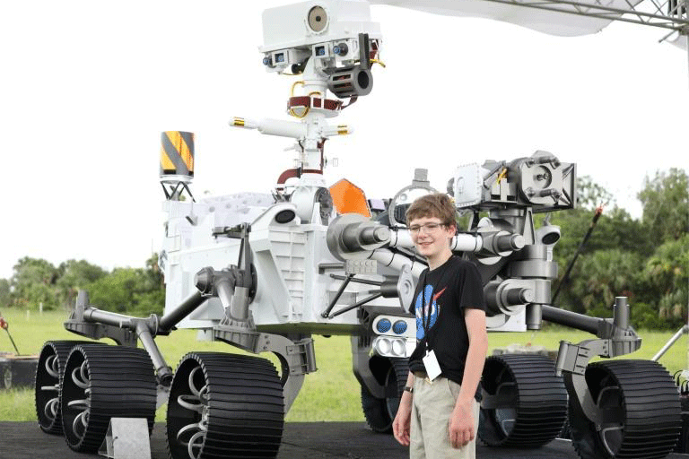 أليكس ماتير، 13 سنة، اقترح اسم مسبار ناسا، في صورة التقطت في 28 يوليو 2020 في كاب كانافيرال