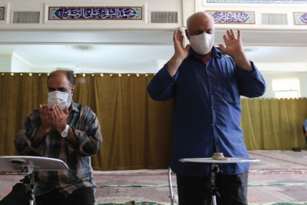 إيرانيان يصليان في مسجد بطهران في ظل تفشٍ جديد لكورونا