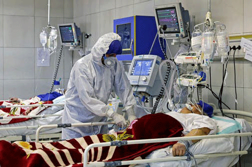 عامل صحي يعالج مصاباً بفيروس كورونا في أحد مستشفيات طهران في الأول من مارس 2020