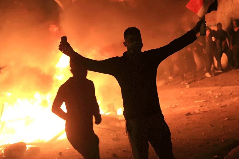 من التظاهرات التي عمت بغداد ليل الاثنين