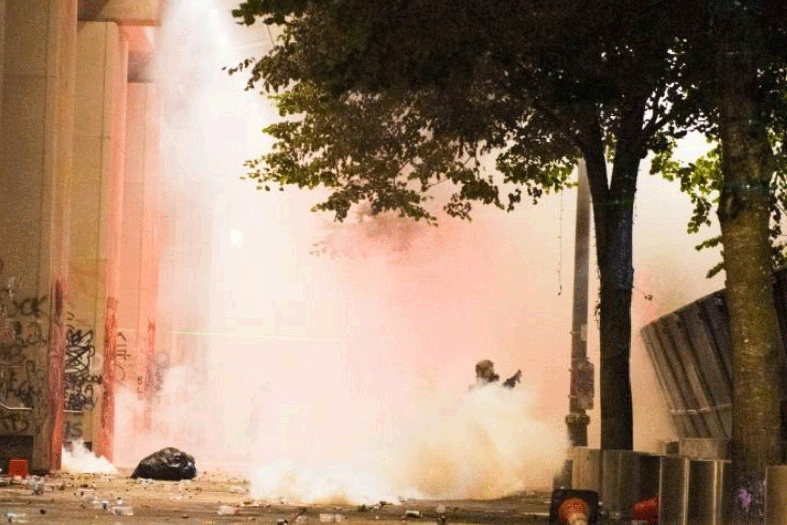 تستخدم الشرطة منذ 24 يوليو 2020 القنابل الضوئية وغاز الفلفل لصد المتظاهرين في سياتل
