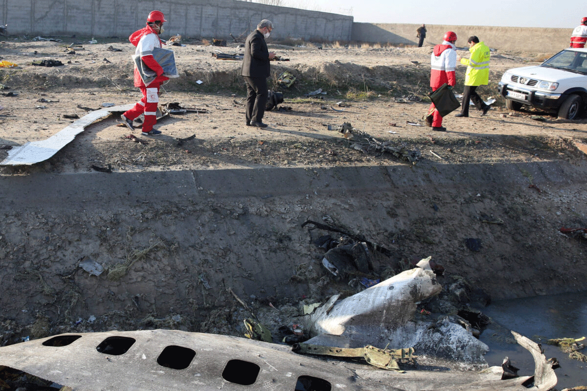 فرق الإسعاف في مكان سقوط الطائرة الأوكرانية قرب طهران صباح 8 يناير 2020
