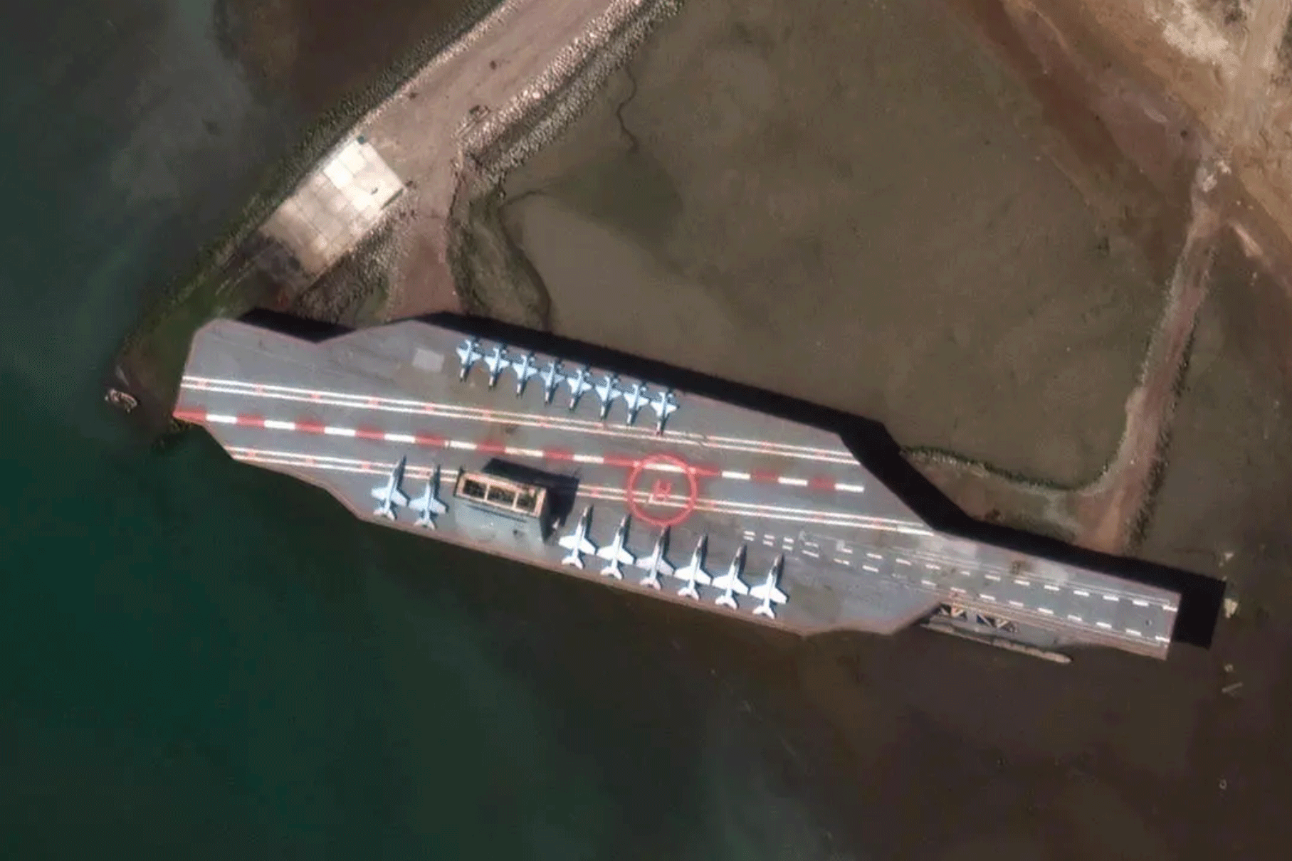 صورة تظهر نموذج حاملة الطائرات أثناء تحضيره في ميناء بندر عباس بتاريخ 15 فبراير 2020