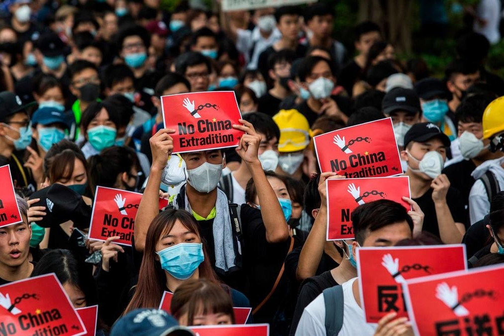 سكان هونغ كونغ يتظاهرون ضد مشروع القانون 