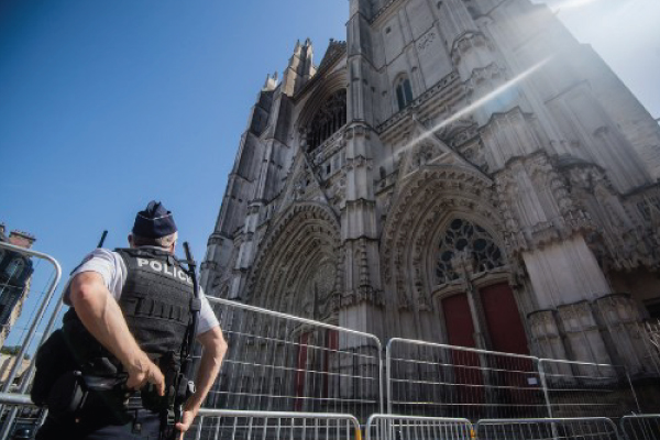 القضاء الفرنسي يكشف عن مضرم النار في كاتدرائية نانت