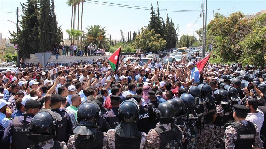 الأمن الأردني يمنع اعتصاما للمعلمين وسط عمّان للتنديد بحل نقابتهم