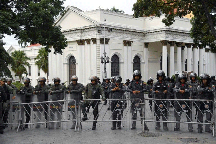قوات الحرس أمام مبنى الجمعية مطلع يناير 2020