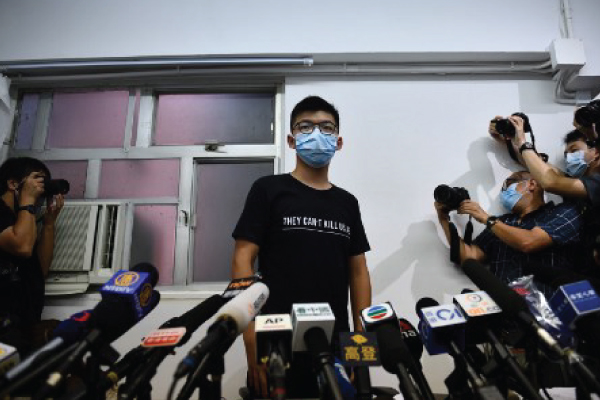 الناشط جوشوا وونغ يؤكد مواصلة الكفاح الديمقراطي في هونغ كونغ ضد الصين