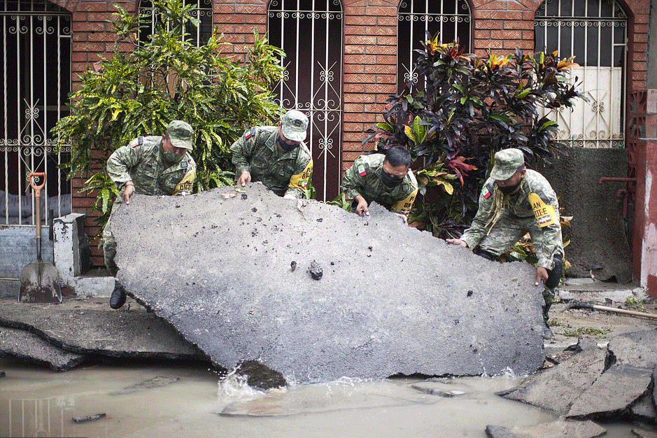 أفراد من الجيش المكسيكي يحاولون رفع أنقاض خلفها إعصار هانا في ضاحية مونتيري في مكسيكو سيتي الإثنين