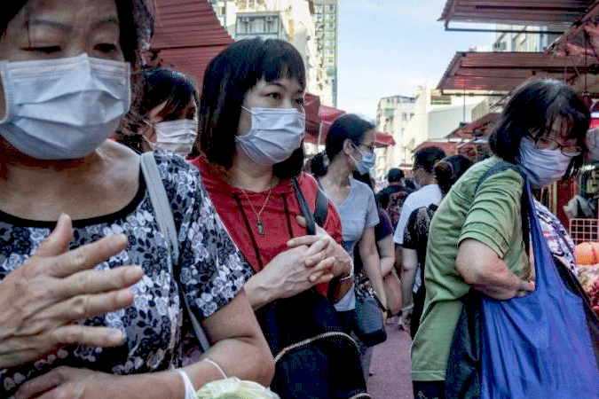 سوق للفاكهة في هونغ كونغ، التي بدأت بإلزام مواطنيها بارتداء أقنعة الوجه
