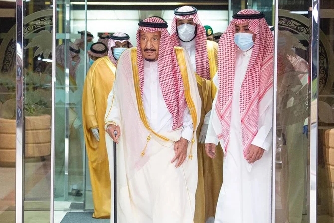 خادم الحرمين الشريفين الملك سلمان بن عبد العزيز أثناء مغادرته مستشفى الملك فيصل التخصصي بالرياض (واس)
