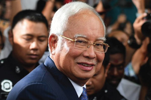 رئيس الحكومة الماليزية السابق مغادرًا قاعة المحكمة في أبريل 2019