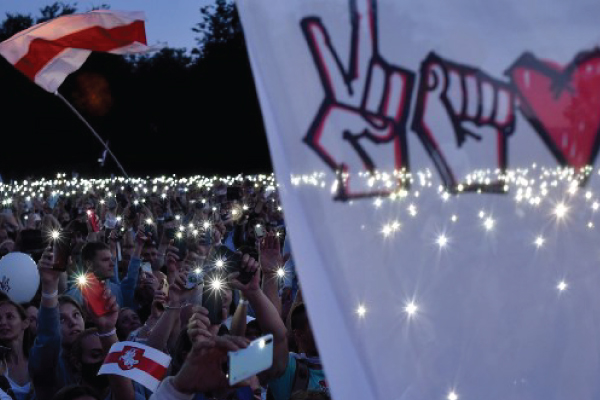 تظاهرة ليلة أمس للمعارضة في روسيا البيضاء على أضواء الهواتف الجوالة