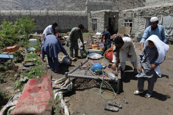 أفغان ينقذون بعض ممتلكاتهم السبت بعد فيضانات أودت بحياة 16 شخصًا