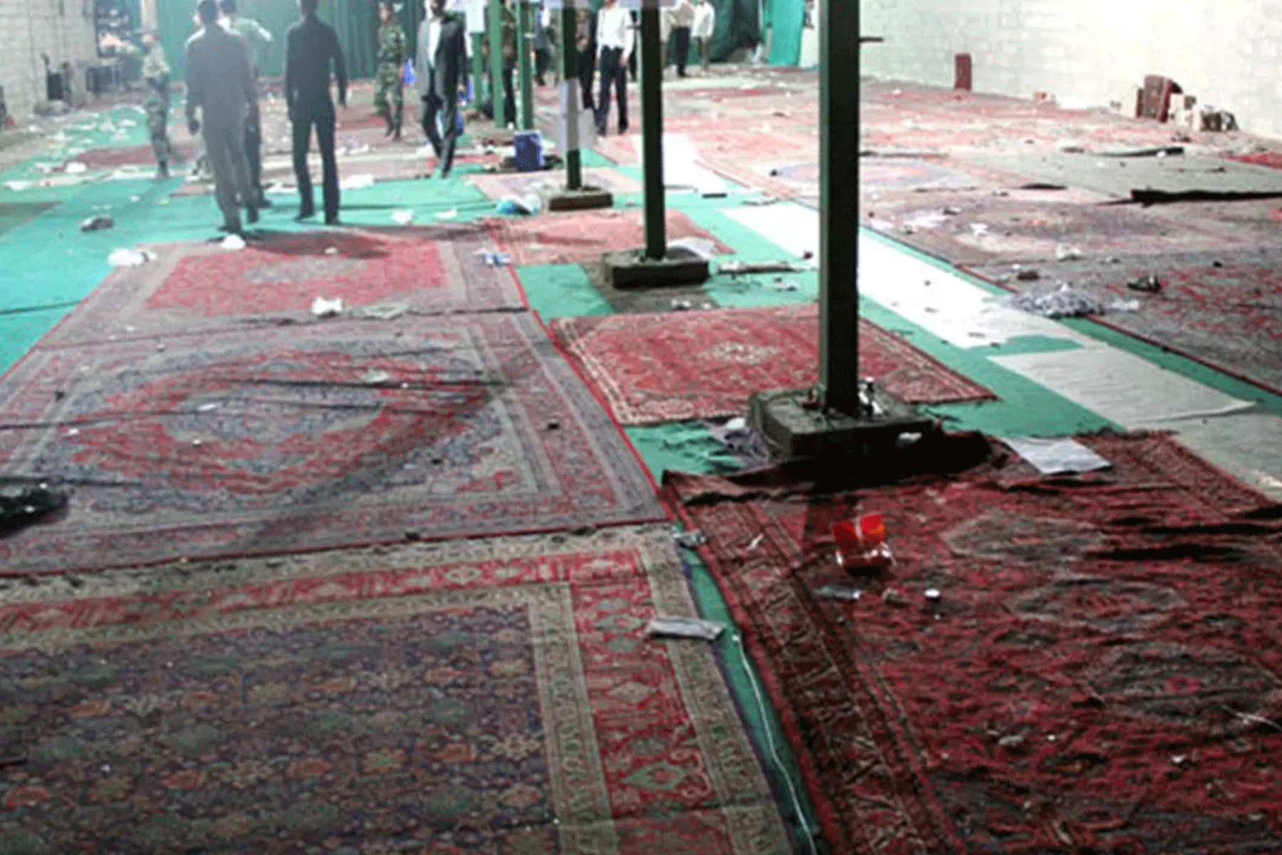 لقطة من تفجير 2008 الذي استهدف مسجدا في شيراز وأسفر عن مقتل 14 شخصا وإصابة 215 بجروح