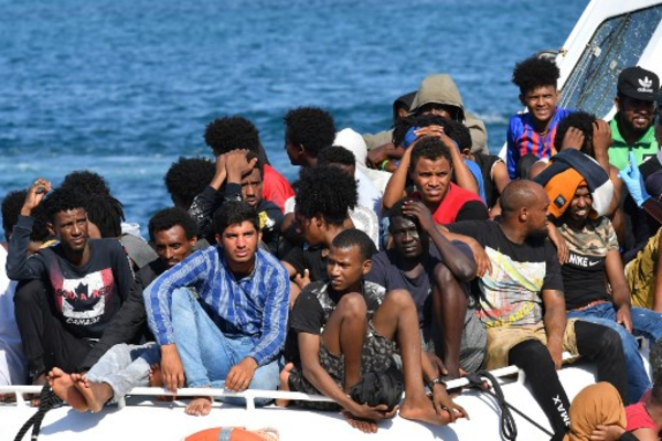 قارب لخفر السواحل الإيطالي ينقل مهاجرين تونسيين وليبيين غير شرعيين إلى سواحله السبت