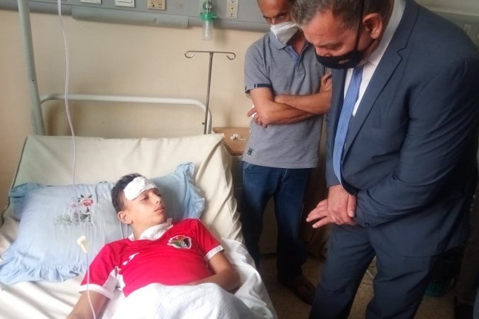 وزير الصحة الاردني خلال زيارته لأحد المصابين