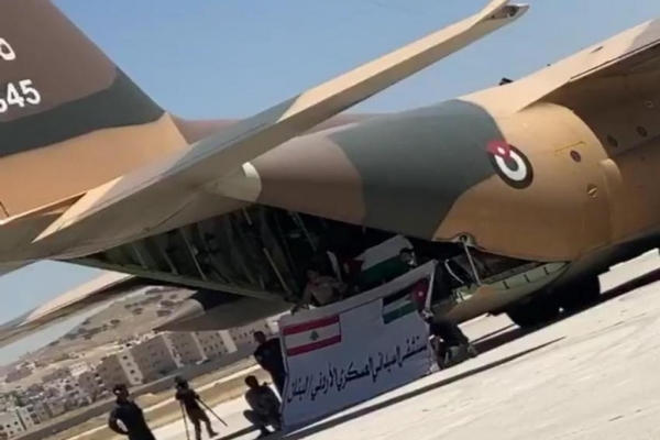 إحدى الطائرات العسكرية الأردنية حاملة معدات