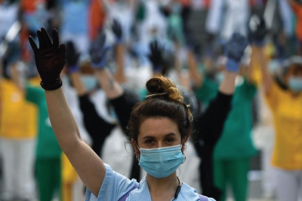 أطباء أسبان يطلبون دعمًا رسميًا للقطاع الصحي ضد كورونا في يونيو الماضي