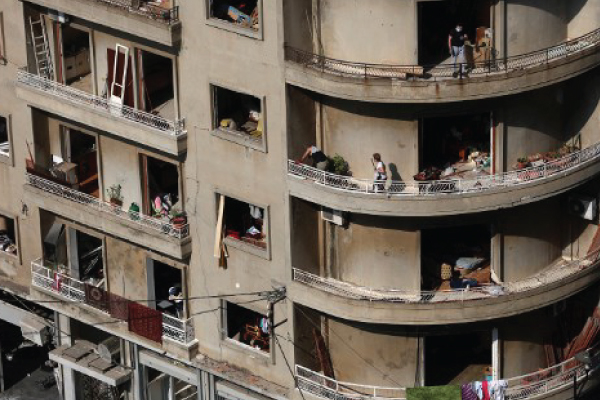 لبنانيون يزيلون الخميس ركام منازلهم في منطقة مار مخايل المنكوبة بانفجار المرفأ 
