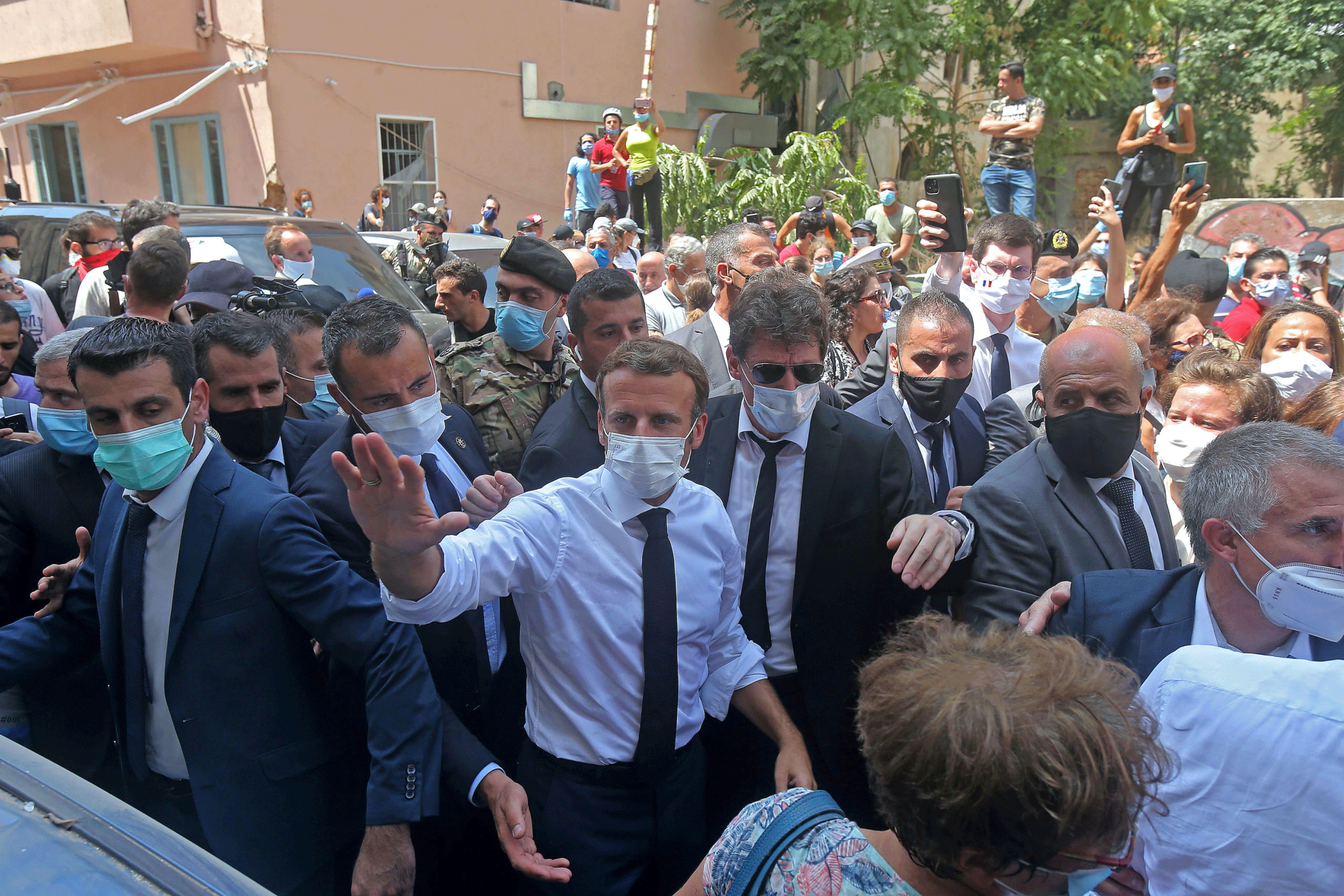 الرئيس الفرنسي إيمانويل ماكرون خلال جولته في شارع الجميزة في بيروت في السادس من أغسطس 2020