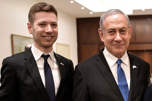 محكمة إسرائيلية تأمر نجل نتانياهو بالكف عن 