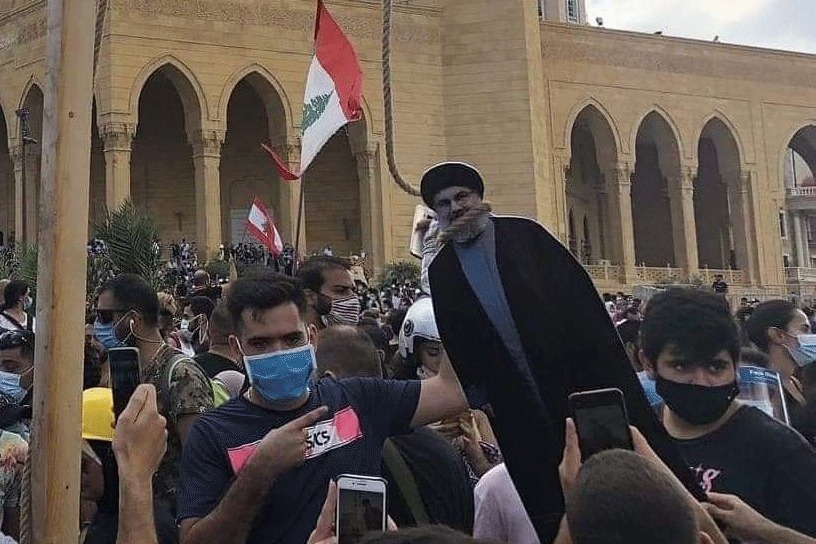 مجسم كرتوني لقائد ميليشيا حزب الله حسن نصر الله معلقاً على المشنقة في وسط بيروت السبت