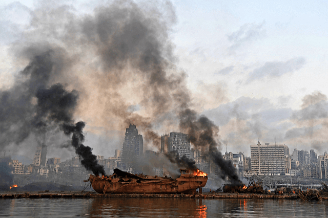 سفينة تحترق في مرفأ بيروت