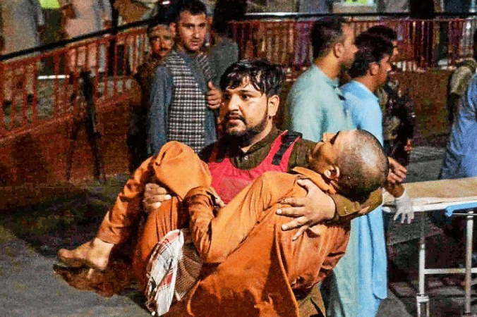 رجل يحمل مصاباً في الهجوم الذي استهدف سجناً في أفغانستان، مساء 2 أغسطس 2020