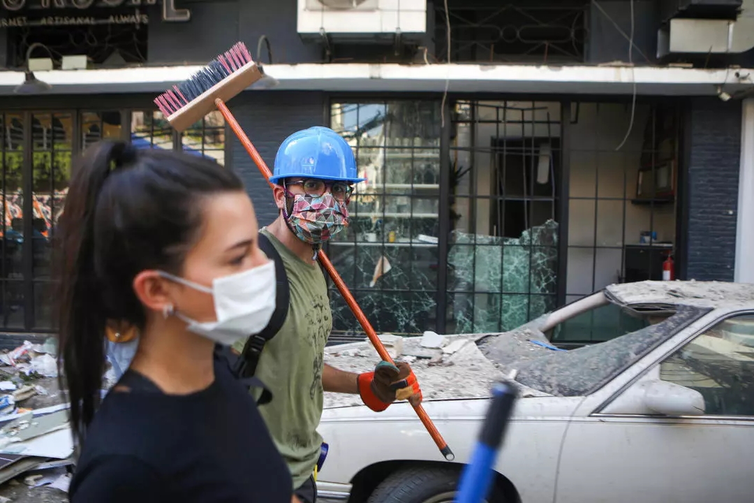 شباب لبنانيون ينظفون الشوارع في مار مخايل بعد انفجار بيروت