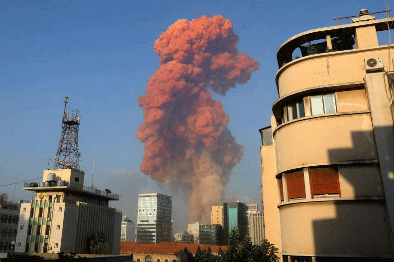 سحب الدخان ترتفع جراء انفجار بيروت الثلاثاء