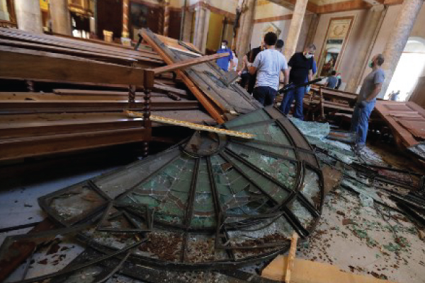 الأضرار التي سببها الانفجار في كنيسة مار مارون بضواحي بيروت