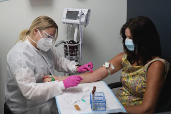متطوعة تتلقى جرعة من اللقاح ضد كورونا في أحد مستشفيات فلوريدا الأميركية 