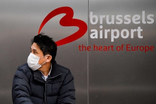 مسافر يصل الى مطار بروكسل، 9 مارس. أعلنت الخارجية منع السفر غير الضروري الى عدد من مناطق الاتحاد الأوروبي