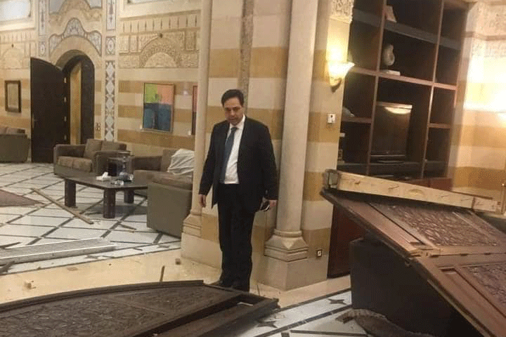 رئيس الحكومة اللبنانية حسان دياب في السراي الحكومي المتضرر بفعل الانفجار في بيروت الثلاثاء