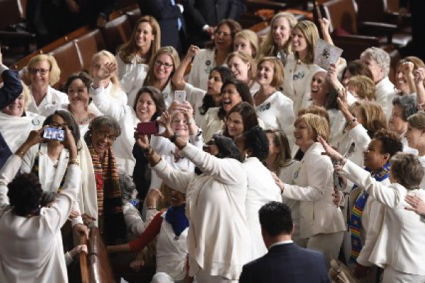 عضوات الكونغرس بالأبيض في 5 فبراير 2019 تحية لحركة حق المرأة في الاقتراع