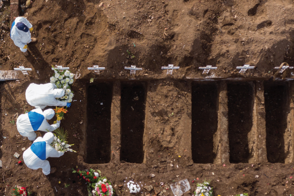 يحفرون مقابر جماعية لضحايا كورونا في تشيلي في يونيو الماضي