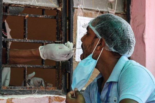 هندي يخضع لفحص كورونا في مستشفى محلي في 4 أغسطس 