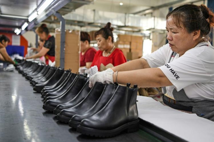 عاملون في مصنع للأحذية في هيونان، في السادس من أغسطس 2020