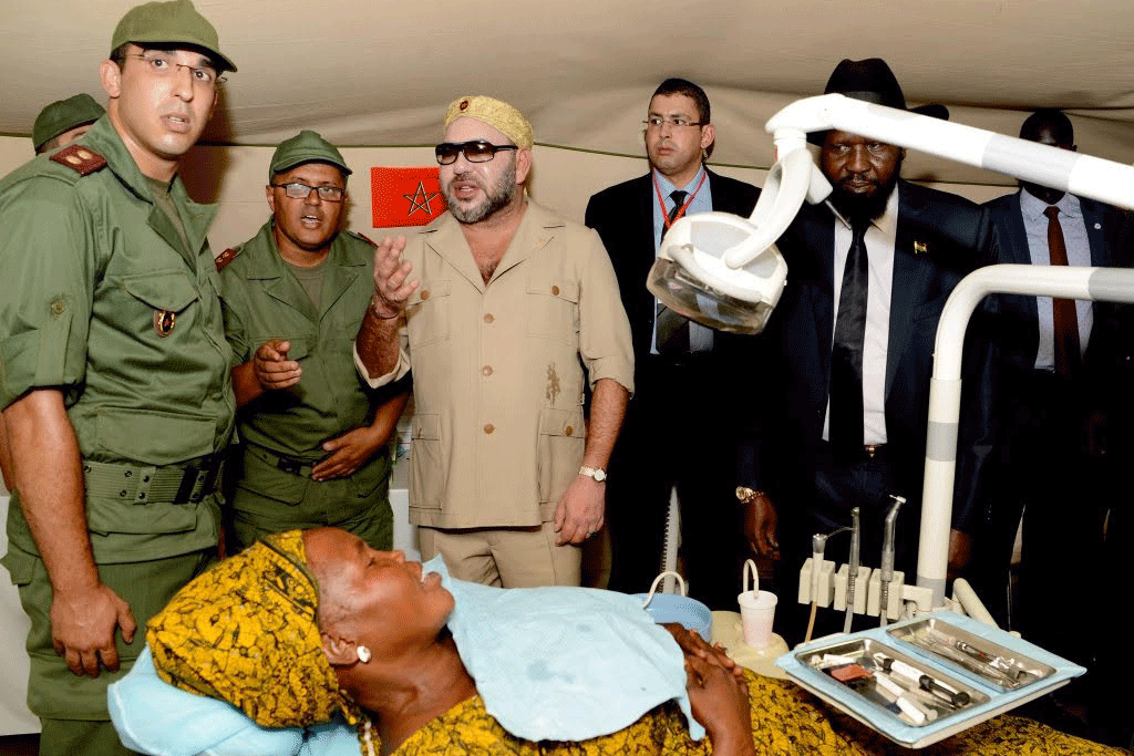 الملك محمد السادس خلال زيارته عام 2017 للمستشفى العسكري الميداني المغربي في جنوب السودان