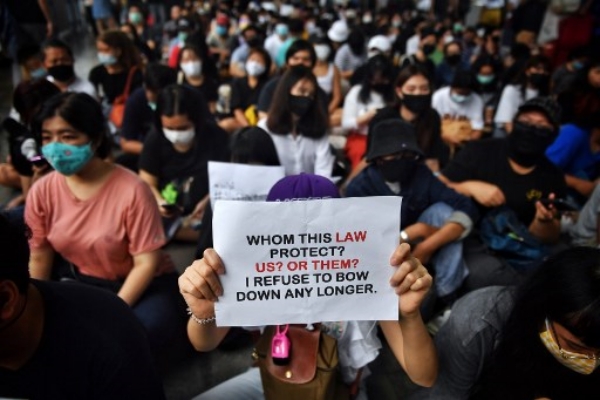 المئات يتظاهرون في بانكوك بعد توقيف ناشطين اثنين