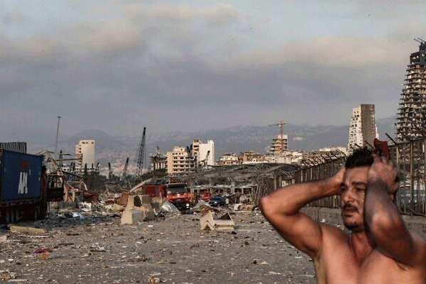 رجل يعبر عن صدمته أمام هول الانفجار المروع الذي هز بيروت الثلاثاء