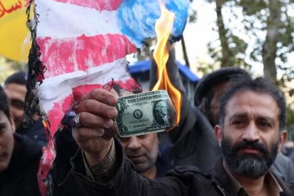 إيرانيون يتظاهرون ضد العقوبات الأميركية في طهران