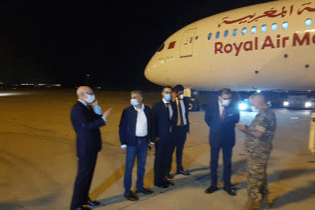 مسؤولون لبنانيون وسفير المغرب لدى لبنان أثناء استقبالهم صباح الجمعة الطائرات المغربية المحملة المساعدات الإنسانية والطبية ( ماب) 